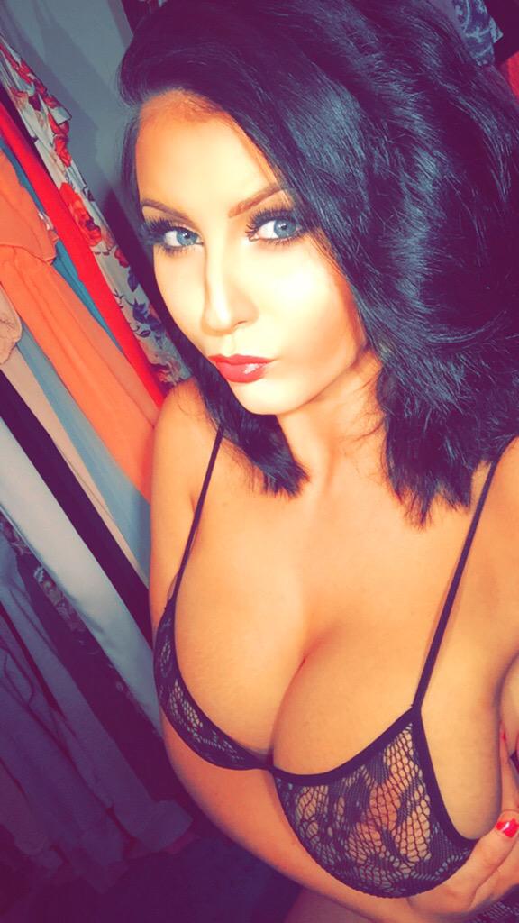 [Image: Yasmine-James-sexy-selfie_10.jpg]