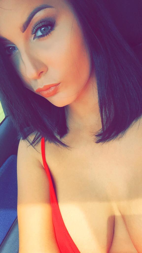 [Image: Yasmine-James-sexy-selfie_14.jpg]