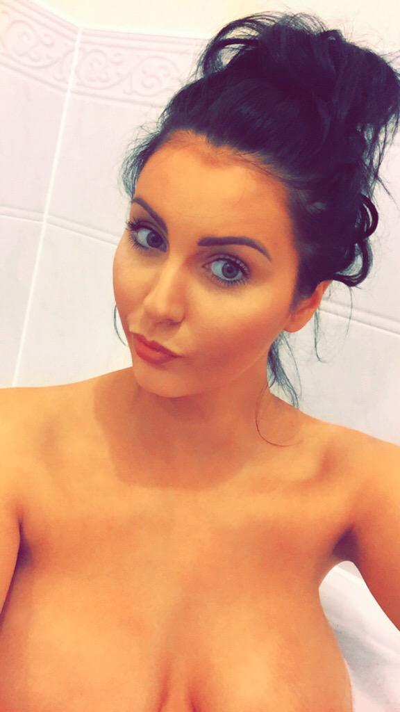 [Image: Yasmine-James-sexy-selfie_2.jpg]