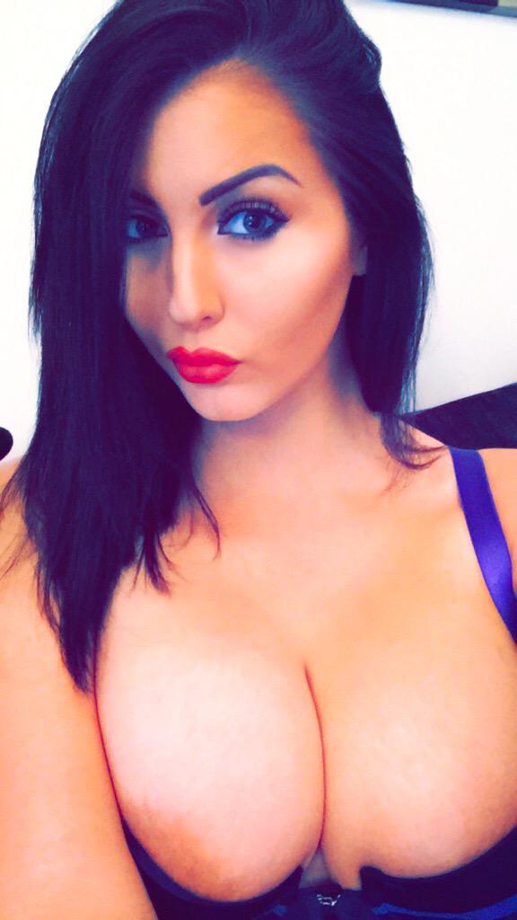 [Image: Yasmine-James-sexy-selfie_4.jpg]