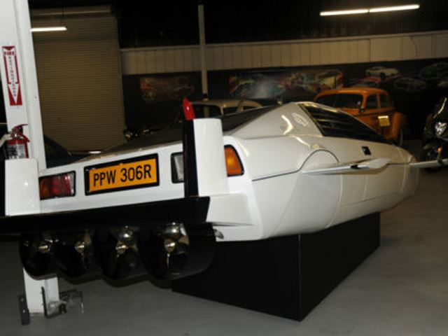[Image: bond-esprit-submarine.jpg]