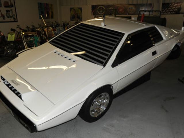 [Image: bond-esprit-submarine_1.jpg]