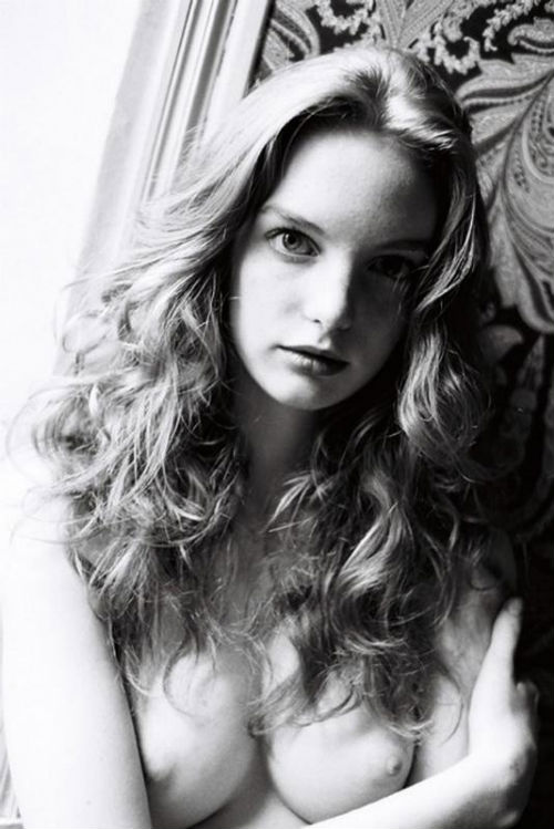[Image: clara-settje-topless_16.jpg]