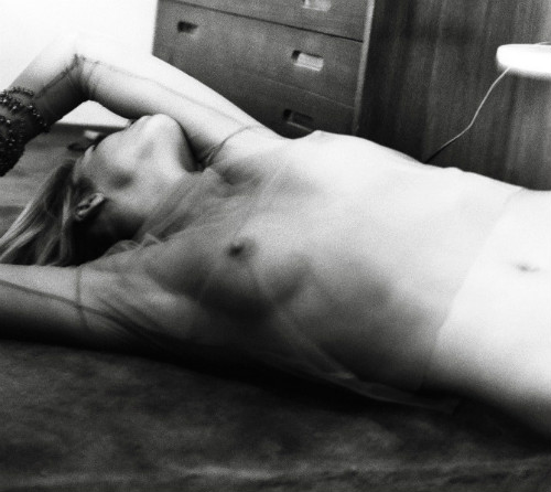 [Image: elyse-taylor-topless-naked-nude_13.jpg]