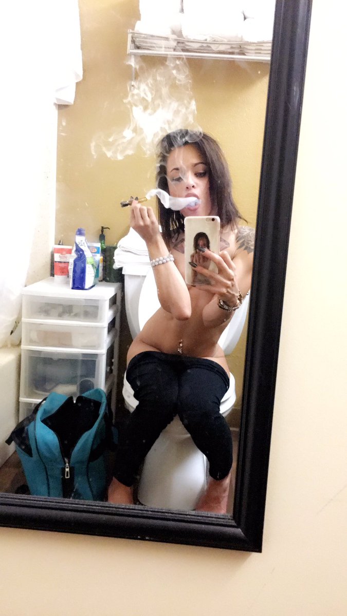 [Image: hollyhendrix__1.jpg]