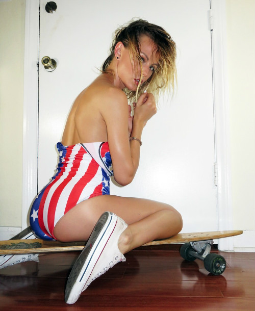 [Image: luci-ford-topless-naked-nude_23.jpg]