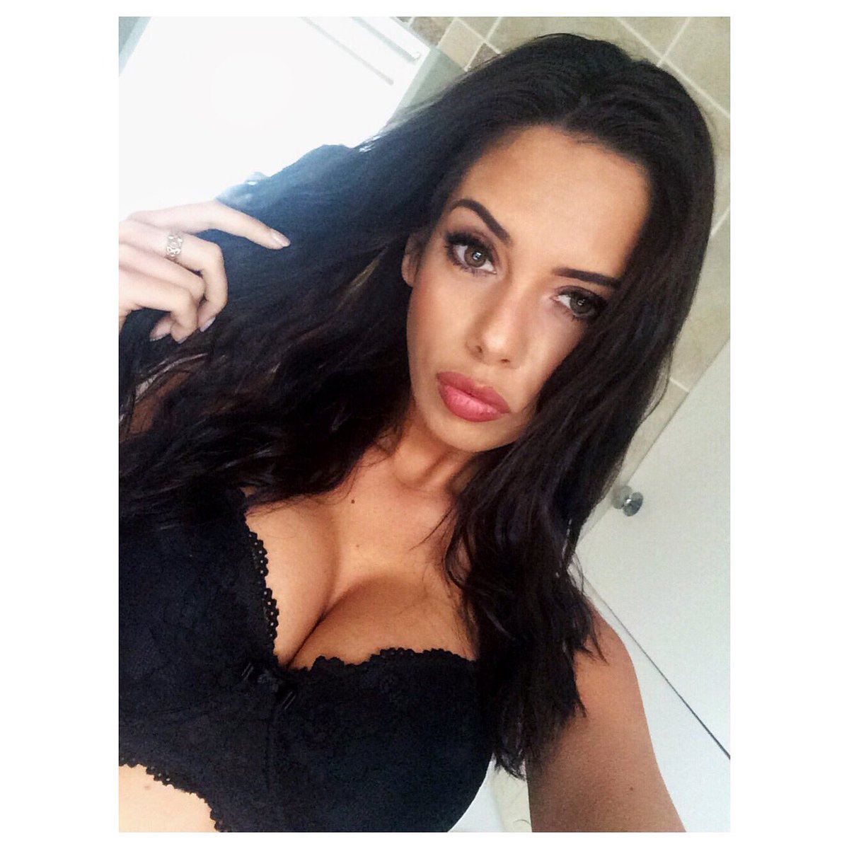 [Image: roxygirlsoho_3.jpg]