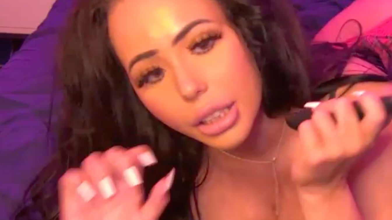 RampantTV - Big boobed babe channel model Roxyie D has arrived at Rampant TV